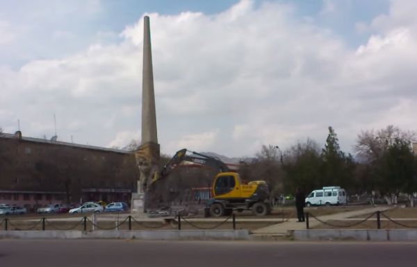 В городе Ангрен Ташкентской области 20 марта 2015 года демонтирован обелиск, установленный в память местных жителей, которые погибли на фронтах Великой Отечественной войны.