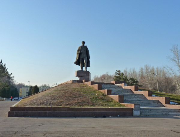 В 2011 году в Ташкенте демонтировали памятник генерал-майору Сабиру Рахимову, герою Великой Отечественной войны.