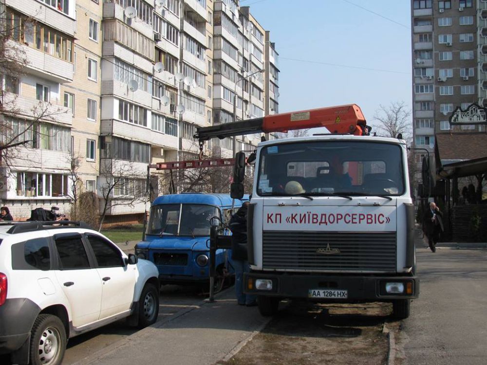 Заброшенные машины на территории Киева