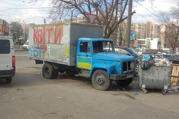 Заброшенные машины на территории Киева