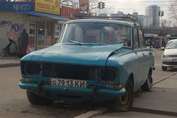 Заброшенные машины на территории Киева