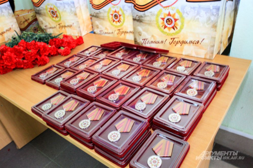 Юбилейные медали в специальной упаковке.