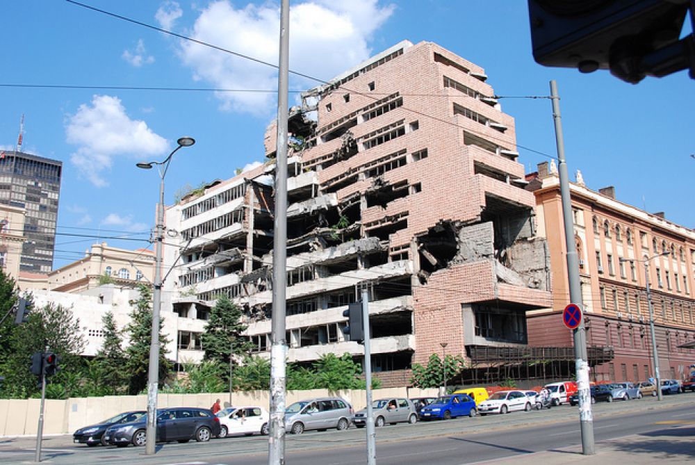 24 марта 1999 года считается датой начала бомбардировки Югославии войсками НАТО: югославские города и военные объекты были подвергнуты массированным бомбардировкам. Первым из них был Белград.