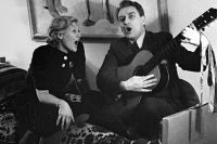 Любовь Орлова и ее муж кинорежиссер Григорий Александров поют песни под гитару у себя дома, 1937 год.