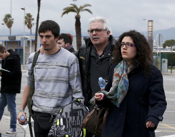 Родственники погибших прибыли в аэропорт Барселоны.