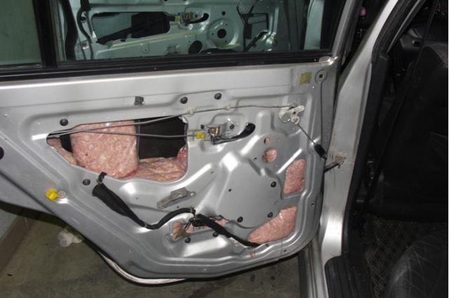 Мясо контрабандисты спрятали в обшивке машины.