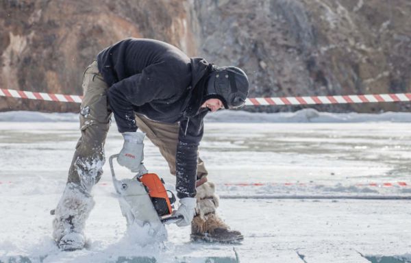 Лед пилили так же на берегу, но в безопасном для пешеходов месте.