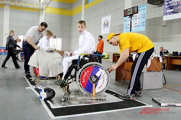 Это был не просто чемпионат России, а первенство страны по фехтованию на колясках. В нём участвовали спортсмены с заболеваниями опорно-двигательного аппарата.