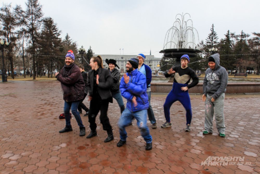 Танец странно одетых людей насторожил прохожих.