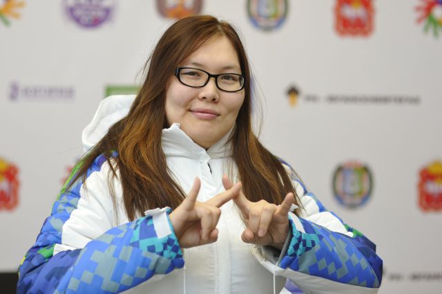 Екатерина Лосецкая показывает название Ханты-Мансийска на языке жестов.