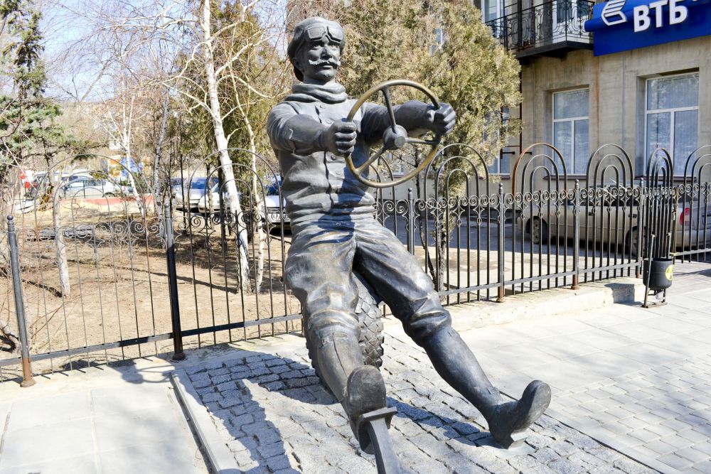 Памятник автомобилисту на улице Комсомольской