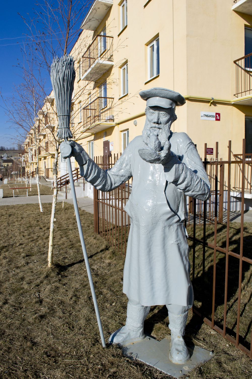Скульптура «Дворник» в жилом комплексе «Родниковая долина»