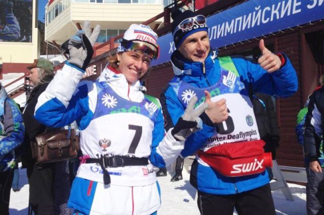 Сурдлимпийские чемпионы в скиатлоне Анна Федулова и Владимир Майоров.