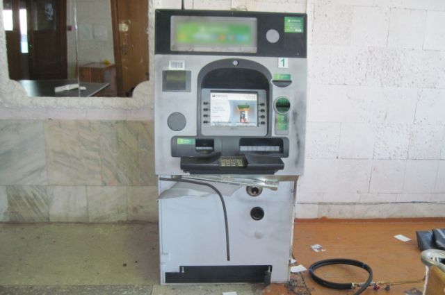 Грабители хотели взломать банкомат с помощью сварки.