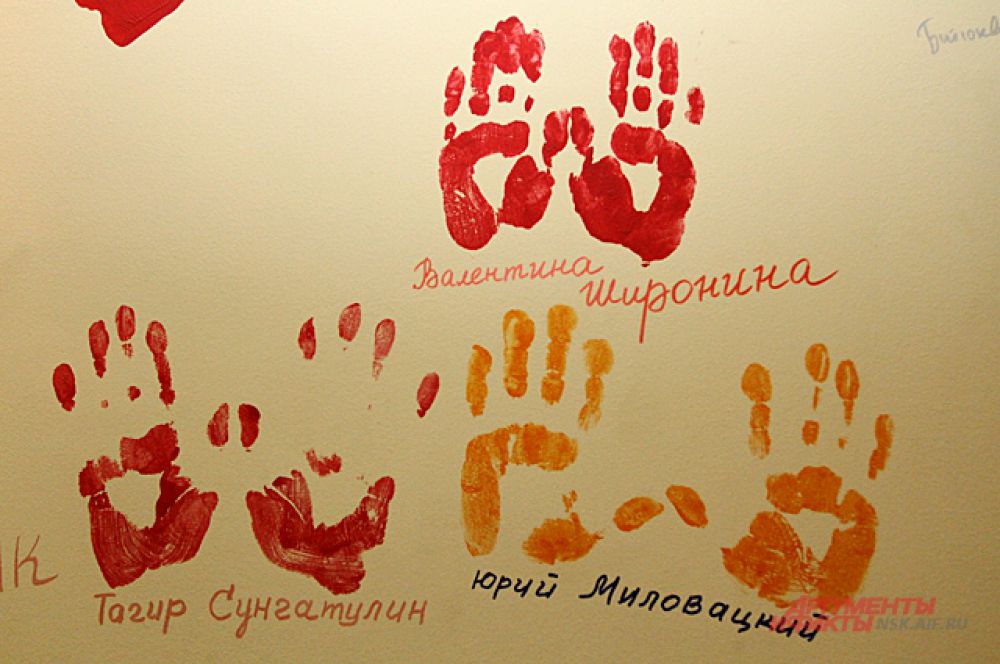 А это - знаменитая стена автографов в коридорах «Красного факела». Свои отпечатки здесь оставляют все артисты и гости театра.