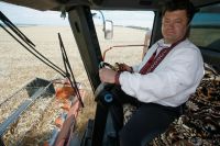 Став президентом, Порошенко не забывает убирать урожай со своих «плантаций».