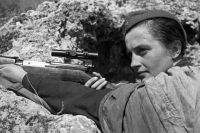 Снайпер Людмила Павличенко. 1942 год.