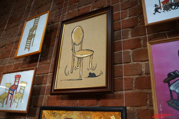 «12 стульев» – это ежегодное событие, реализуемое под кураторством пермского художника Юрия Лапшина, приуроченное к Дню смеха.