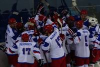 Сборная России празднует победу над сборной США.