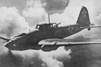 Одиночный Ил-2 в воздухе. Под конец войны штурмовики стали применять массированно - до 500 (!) машин за раз.