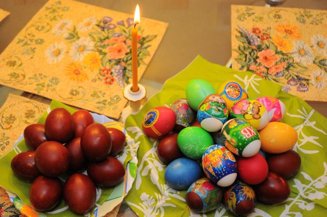 Как и чем красить яйца на Пасху: 6 простых, но эффектных способов