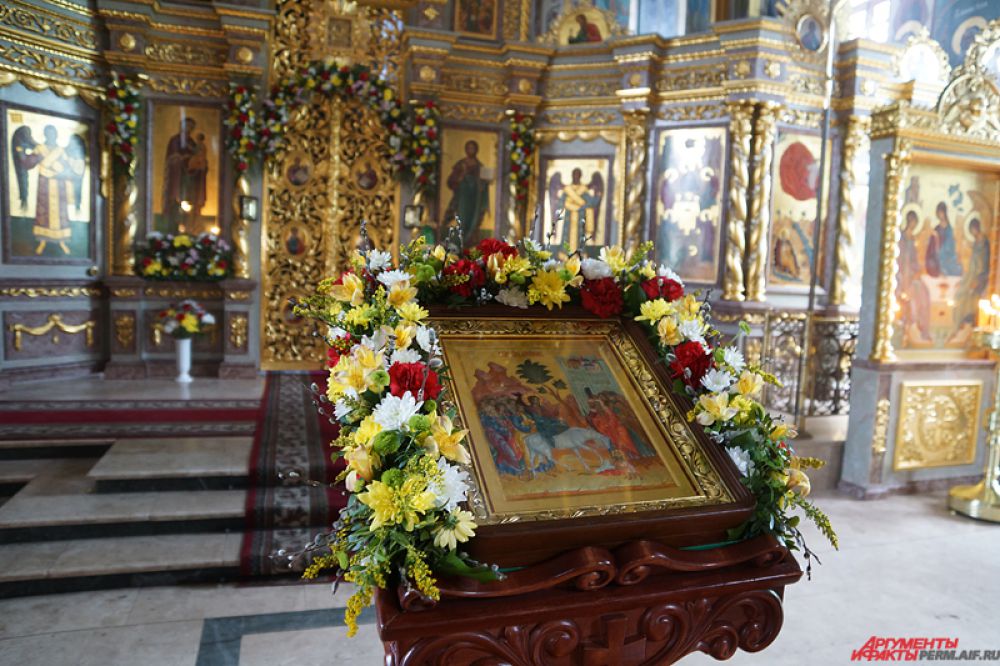 Помещение церквей украсили цветами и красочными букетами.
