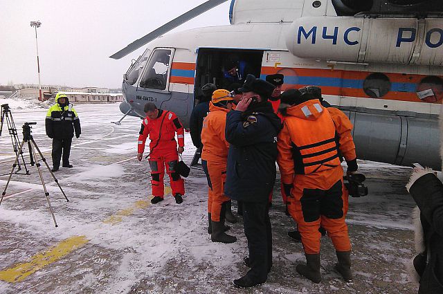 Спасённых рыбаков доставили в Магадан вертолётом.
