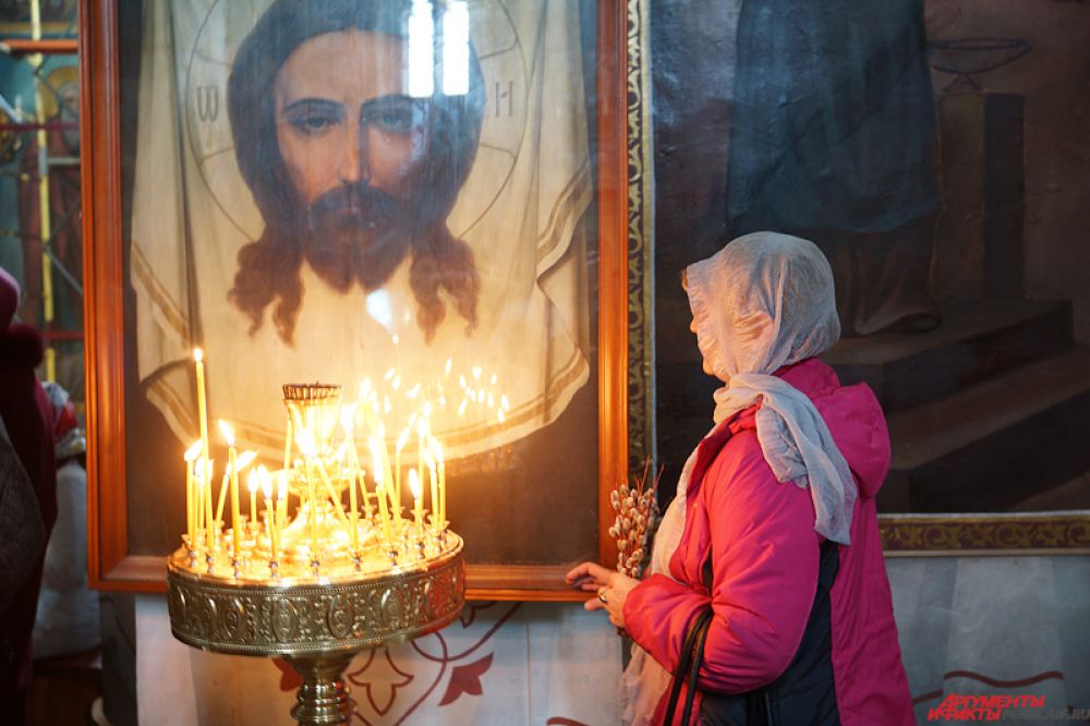 Считается, что освященным вербовым веточкам придается очистительная сила.