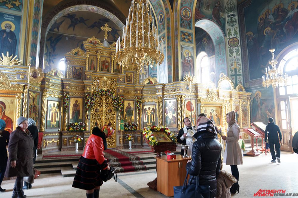 Прихожан к середине дня было довольно много.