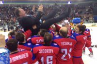 Игроки сборной России качают тренера Андрея Василевского.