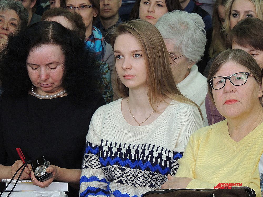 В зале можно было увидеть как молодых поклонников Прилепина, так и представителей более старшего поколения.
