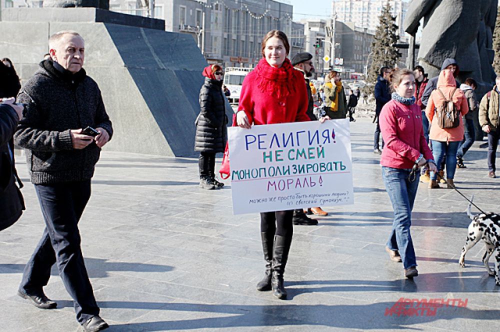 Официально в России церковь отделилась от государства ещё в начале 20-го века, а значит, эти институты не могут влиять друг на друга.