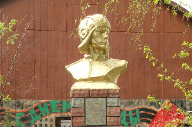 Памятник Дмитрию Комарову в Шахунье