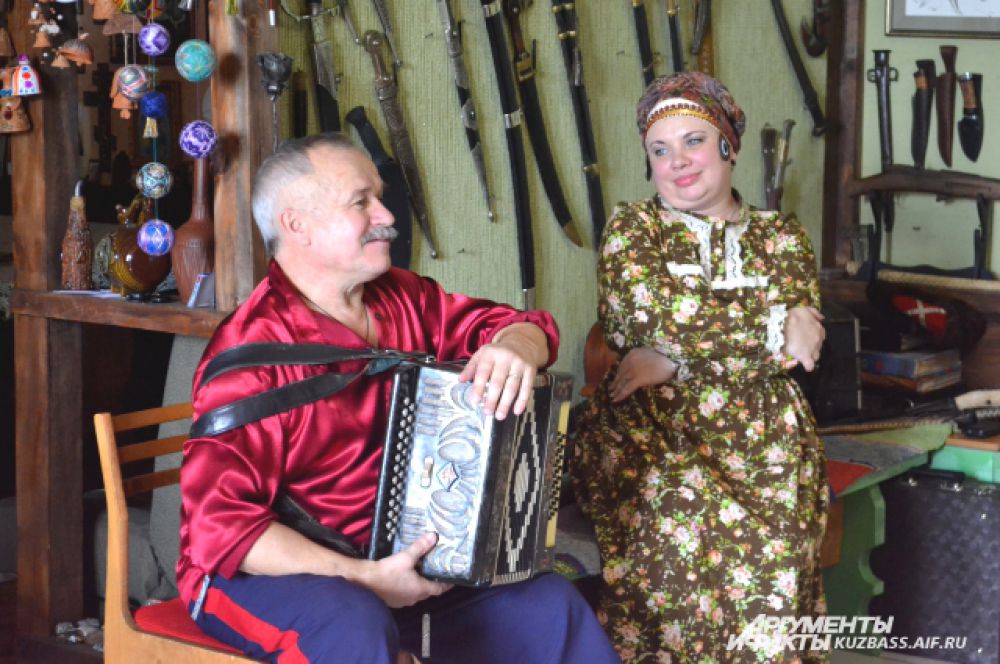 Всё это станет одним целым, когда Юрий и его жена Татьяна запоют казацкие песни.