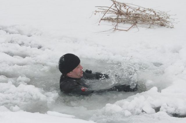 Мужчина рыбачил и провалился под лёд.
