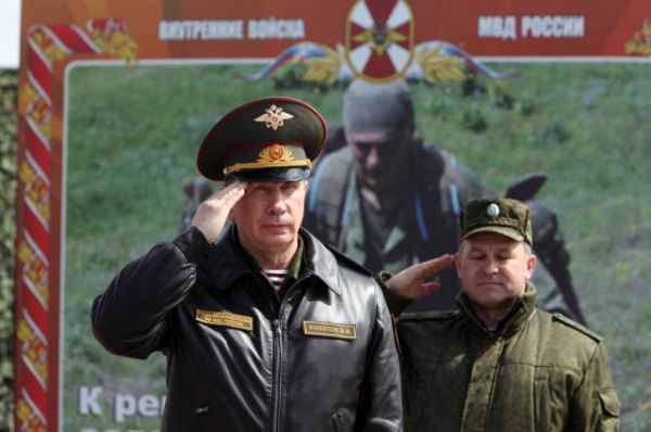 Руководит учениями главком внутренних войск МВД России генерал-полковник Виктор Золотов.