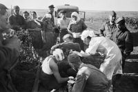 22 июня 1941 г. Медсёстры оказывают помощь первым раненым после воздушного налёта фашистов.