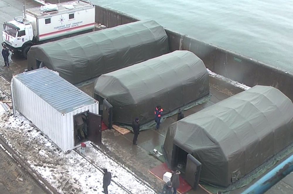 Прямо у причальной стенки были развёрнуты оперативные модули с медиками и штабом МЧС.