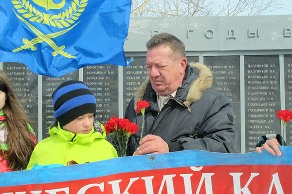 У городской мемориальной доски памяти в Петропавловске.