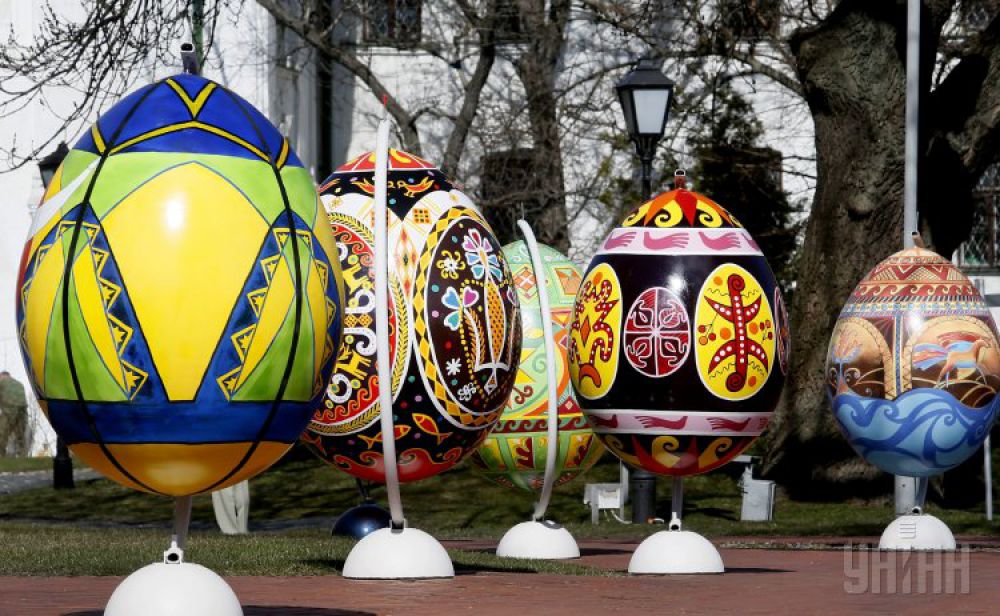 К Пасхе в центре Киева установили огромные писанки