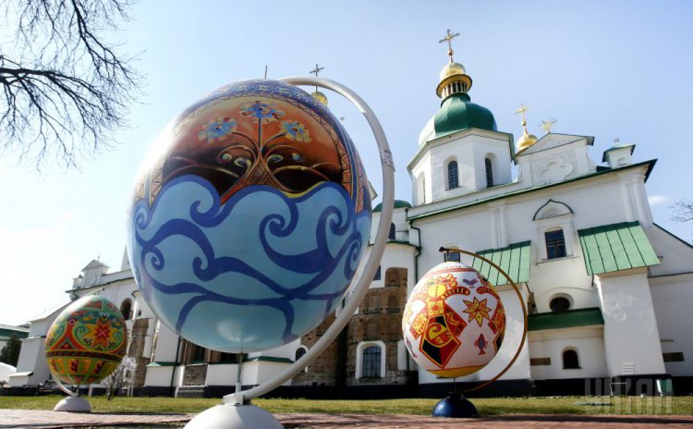 К Пасхе в центре Киева установили огромные писанки