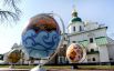 К Пасхе в центре Киева установили огромные писанки