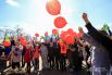 Жители Иркутска выстроились в форме сердца, каждому раздали по шарику и после фразы: «Мы за здоровый образ жизни», шарики отпустили в небо.