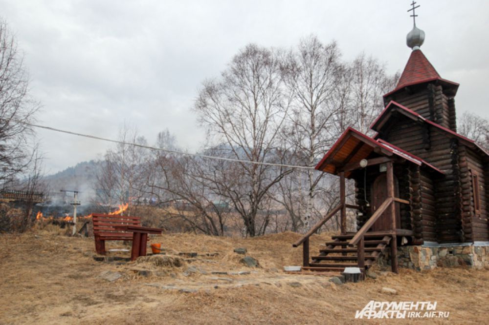 На прошлой неделе огонь вновь огрожал селу Старая Ангасолка, что на берегу Байкала.