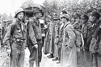 Пойманных французских эсэсовцев соотечественники расстреляли без суда и следствия 8 мая 1945 г.