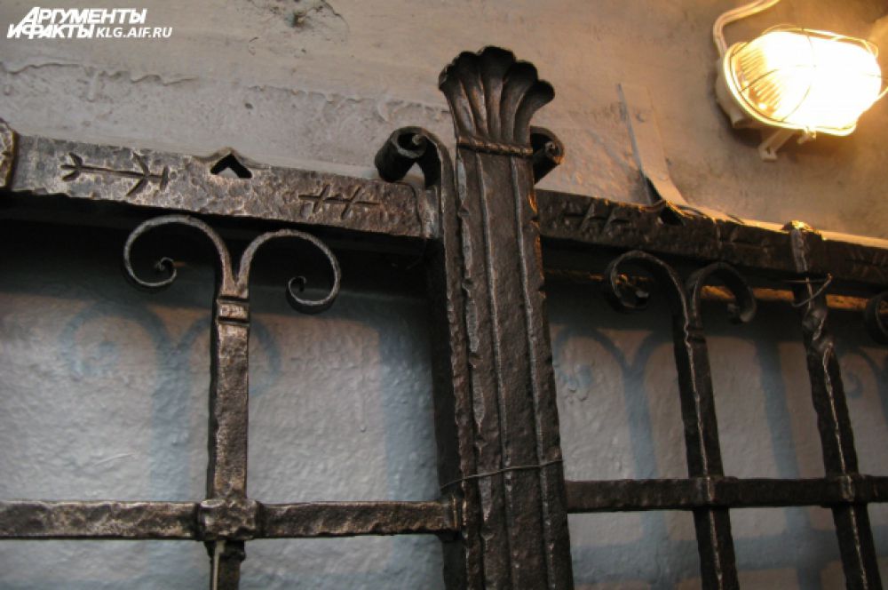 На воротах блиндажа, ранее закрывавших вход внутрь, историки нашли рунические символы. По одной из версий, они предназначались для магической защиты немецкого штаба. 