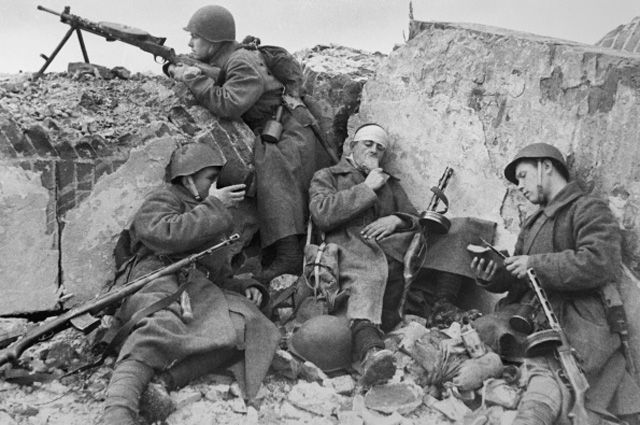 Бойцы Красной Армии отдыхают в окопах в редкие минуты затишья. Западный фронт.