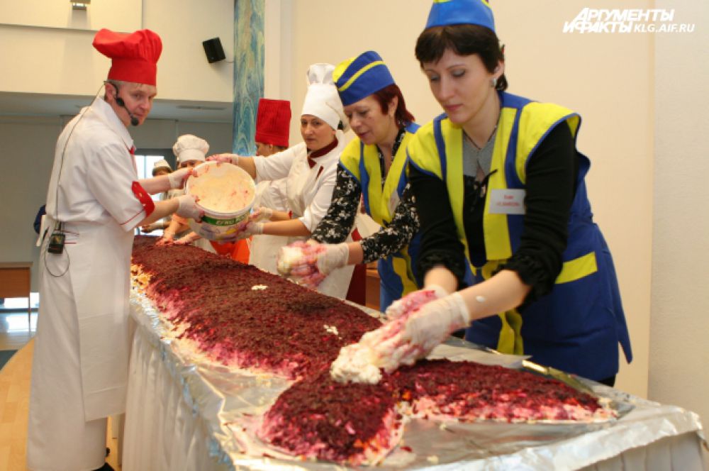 В 2010 году в Калининграде приготовили рекордный салат «Сельдь под шубой». Его вес составил 305 кг, длина - 7 метров