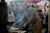 Литовские кулинары потчуют гостей праздника фирменным блюдом - вяленой корюшкой.