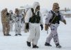 8 апреля. Десантники совершают марш-бросок через снежную пустыню Северного полюса.